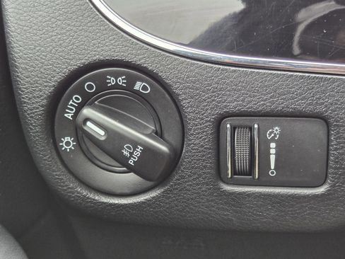 Used 2020 Dodge Grand Caravan SE FWD image 17