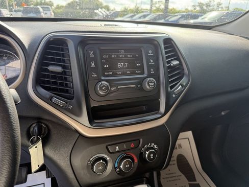 Used 2017 Jeep Cherokee Limited w/ Luxury Group FWD image 9