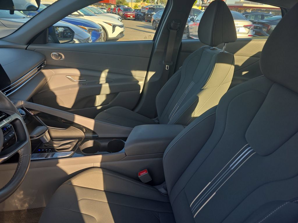 Used 2025 Hyundai Elantra SEL FWD image 9