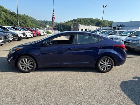 Used 2014 Hyundai Elantra SE w/ Option Group 02 FWD image 2