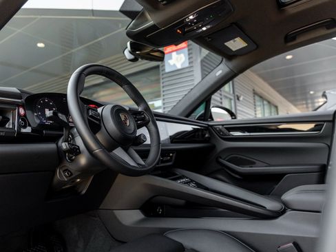 Certified 2025 Porsche Macan Electric image 4