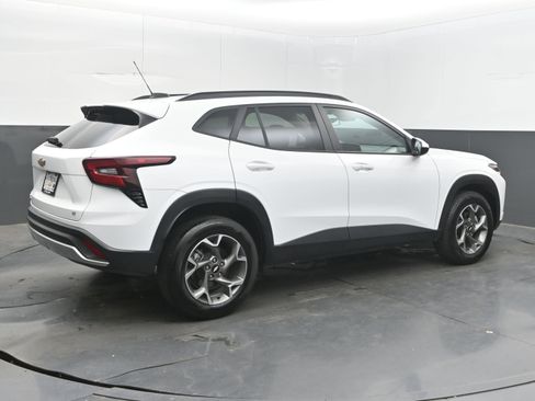 Used 2025 Chevrolet Trax LT w/ LT Convenience Package FWD image 9