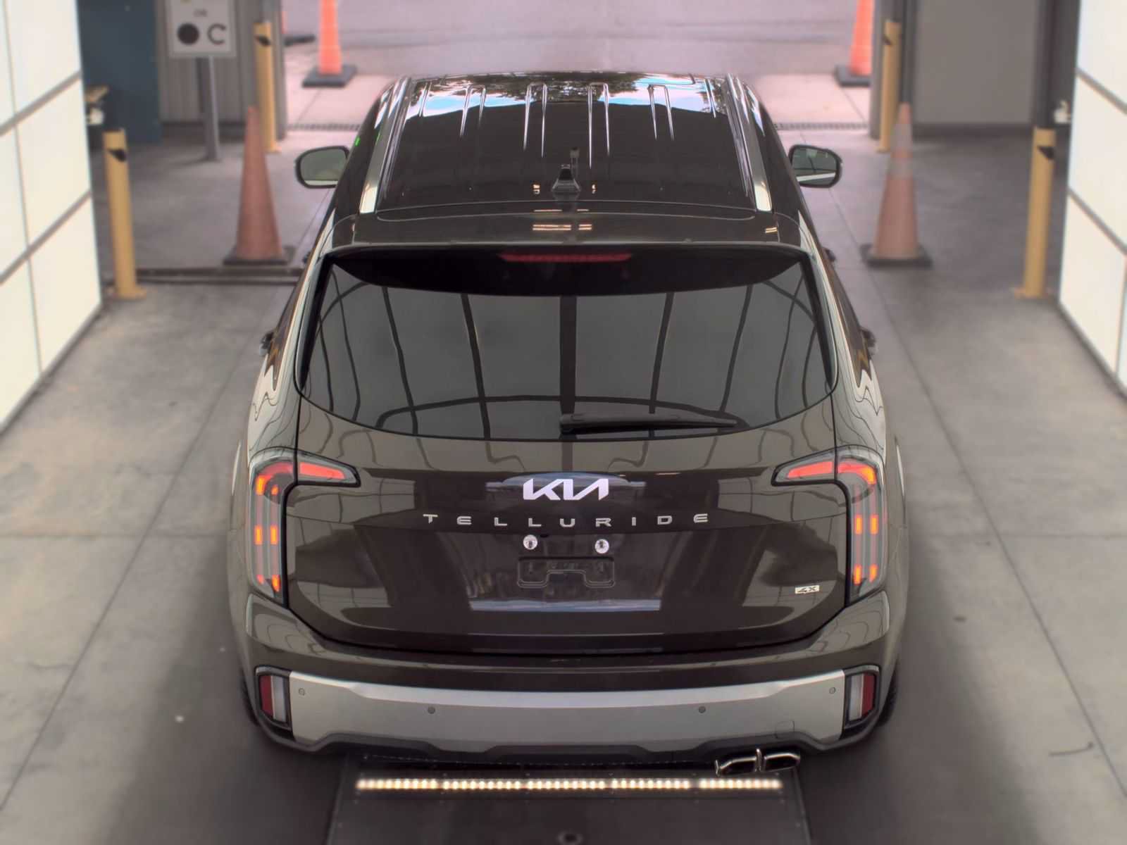 Used 2024 Kia Telluride EX w/ EX Captain's Chair Package AWD/4WD image 7