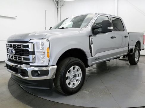 Used 2023 Ford F250 XLT AWD/4WD image 3