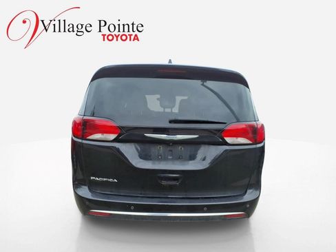 Used 2018 Chrysler Pacifica Touring-L Plus FWD image 3