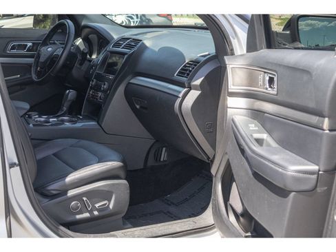 Used 2018 Ford Explorer XLT w/ Equipment Group 202A AWD/4WD image 10