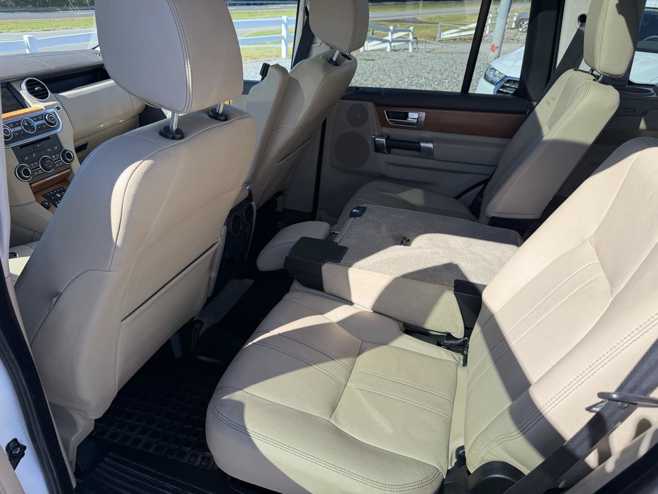 Used 2015 Land Rover LR4 HSE AWD/4WD image 11