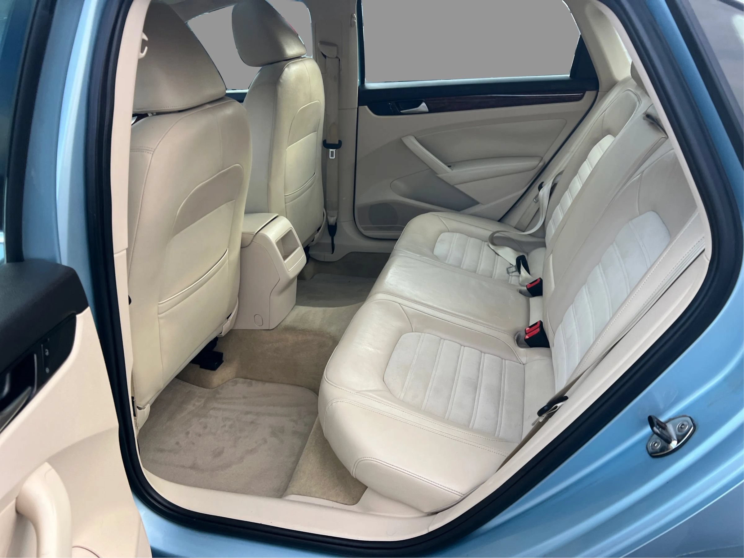 Used 2012 Volkswagen Passat TDI SEL Premium FWD image 11