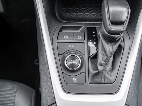Certified 2021 Toyota RAV4 LE AWD/4WD image 26