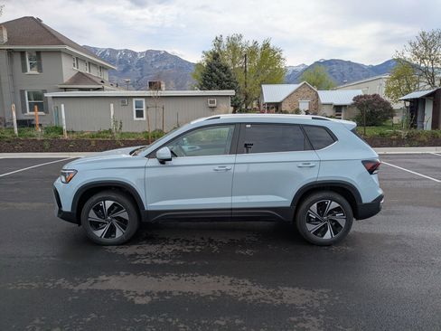 New 2026 Volkswagen Taos SE image 9