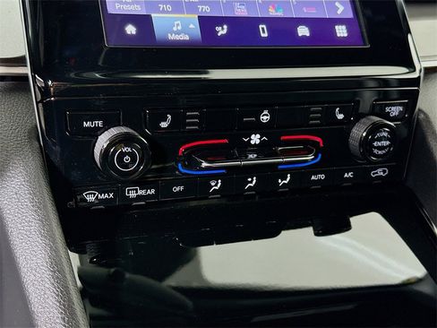 Used 2023 Jeep Grand Cherokee Altitude image 8