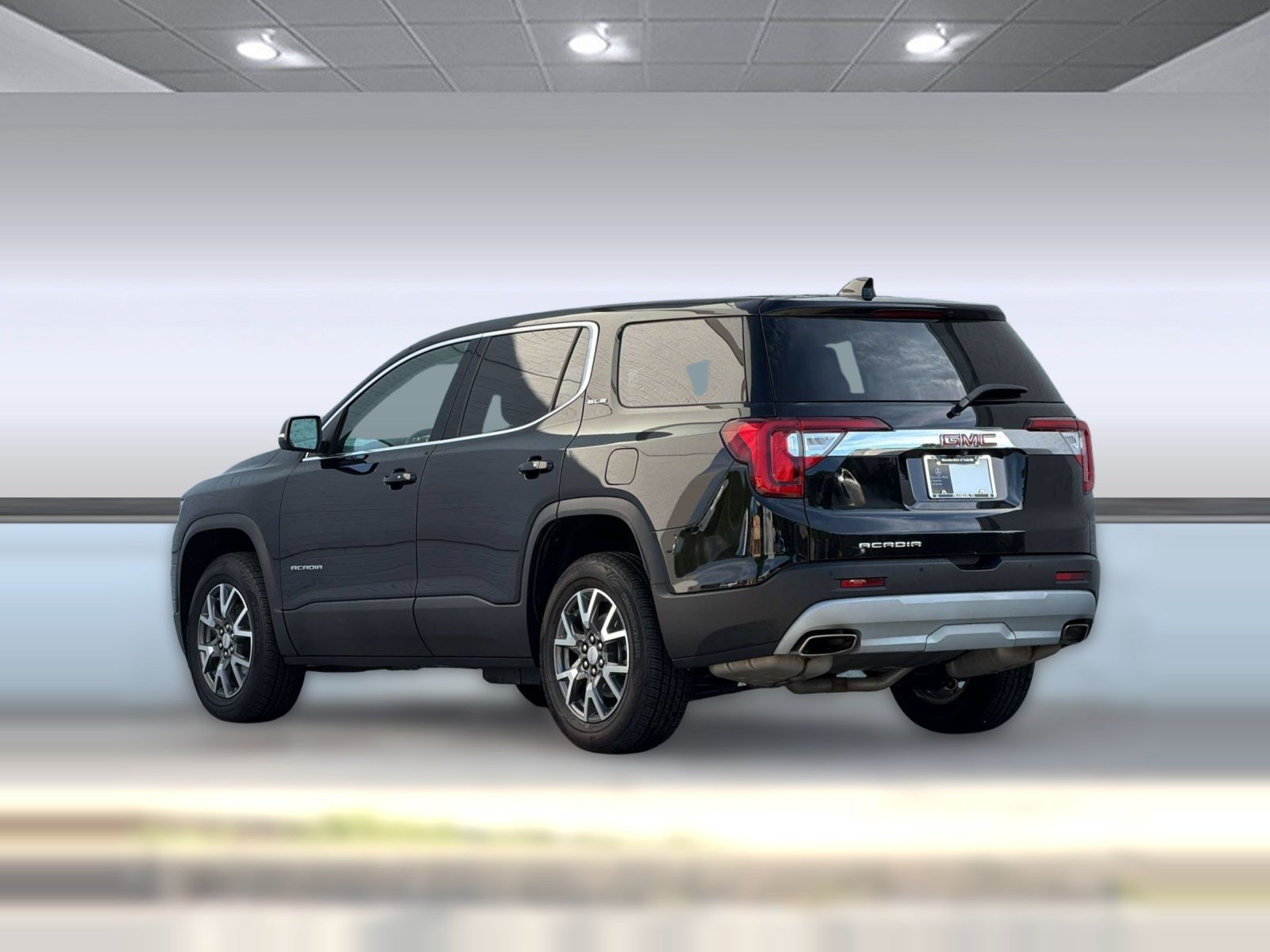 Used 2023 GMC Acadia SLE FWD image 3