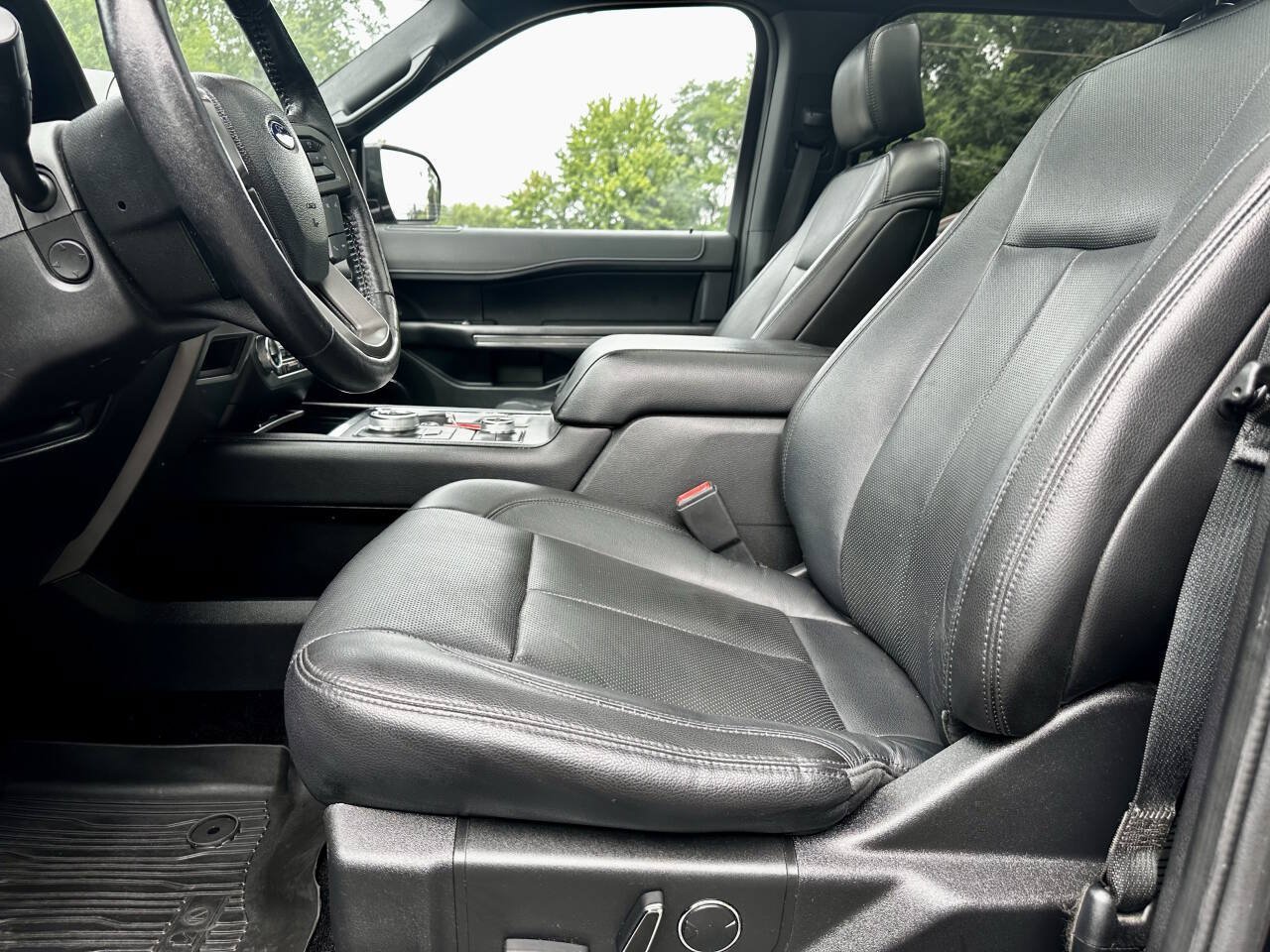 Used 2018 Ford Expedition XLT w/ Equipment Group 202A AWD/4WD image 11