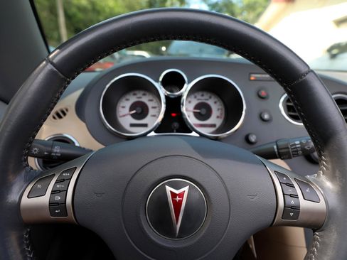 Used 2006 Pontiac Solstice Convertible w/ Premium Package image 19