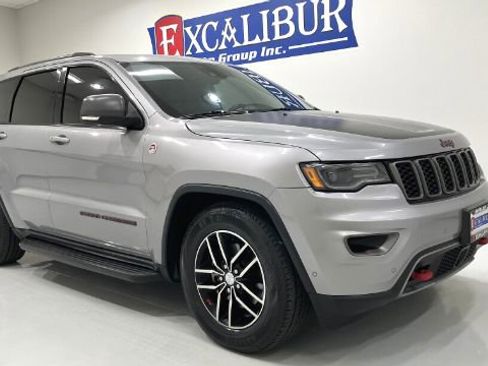 Used 2017 Jeep Grand Cherokee Trailhawk w/ Trailhawk Luxury Group AWD/4WD image 2