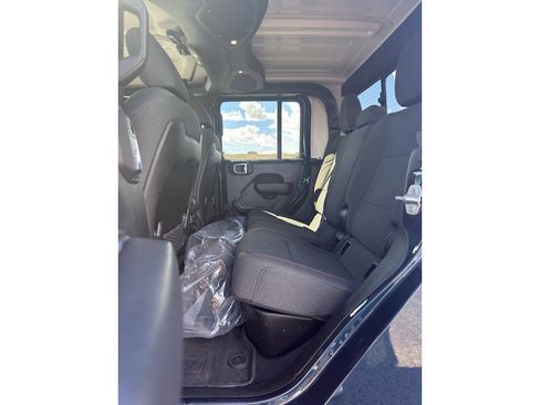 Certified 2025 Jeep Gladiator Rubicon w/ Convenience Group AWD/4WD image 12