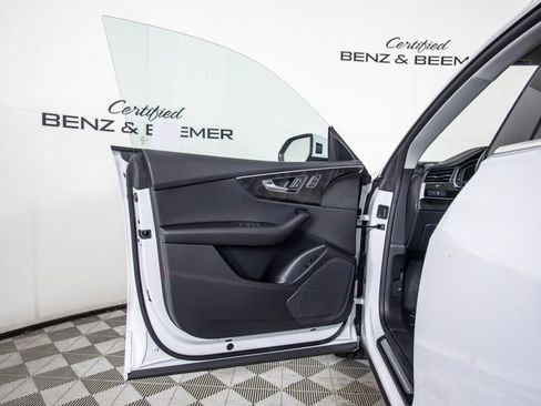 Used 2023 Audi Q8 Premium image 23
