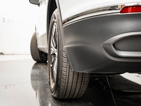 Used 2023 Volkswagen Tiguan SE w/ Panoramic Sunroof Package image 44