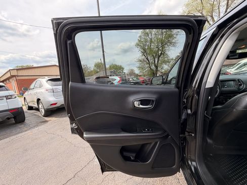 Used 2018 Jeep Compass Latitude w/ Popular Equipment Group AWD/4WD image 15