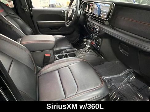 Used 2024 Jeep Gladiator Rubicon AWD/4WD image 9