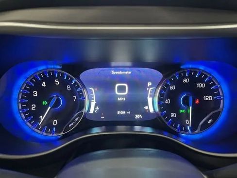 Used 2024 Chrysler Pacifica Touring-L image 17