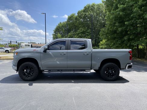 Used 2024 Chevrolet Silverado 1500 LT AWD/4WD image 6