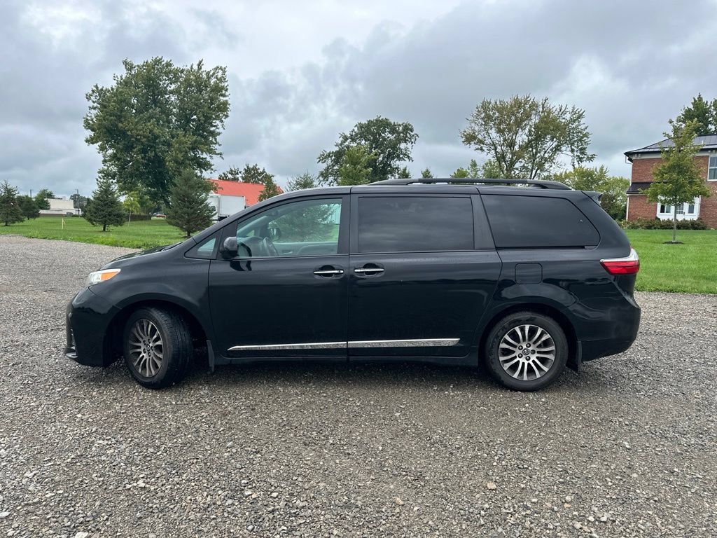 Used 2019 Toyota Sienna XLE w/ XLE Navigation Package FWD image 4