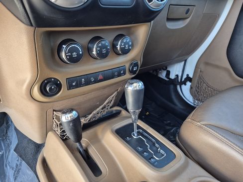 Used 2014 Jeep Wrangler Unlimited Sahara w/ Max Tow Package AWD/4WD image 12