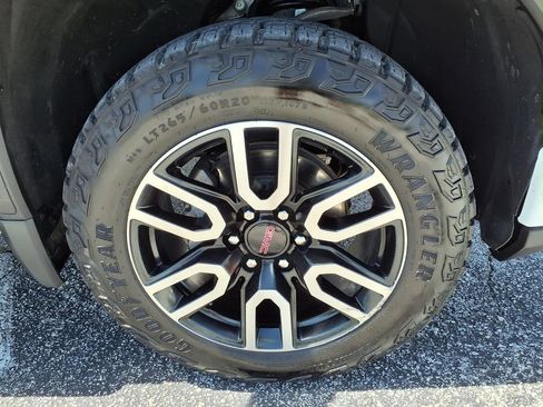 Used 2024 GMC Sierra 1500 AT4 w/ Technology Package AWD/4WD image 9