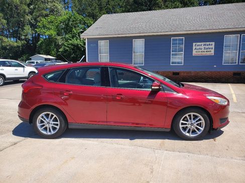 Used 2017 Ford Focus SE FWD image 4