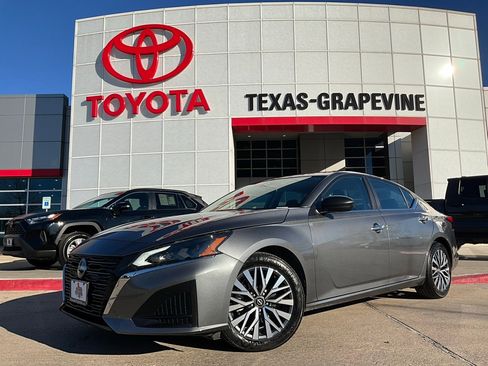 Used 2025 Nissan Altima 2.5 SV image 2