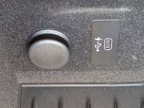 Used 2020 BMW 740i w/ M Sport Package image 22