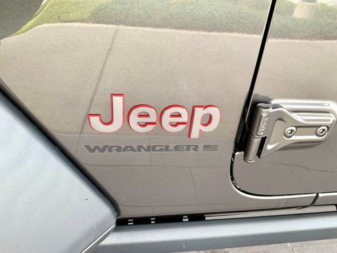 Used 2024 Jeep Wrangler Unlimited Rubicon w/ XTREMEE 35" Tire Package AWD/4WD image 11