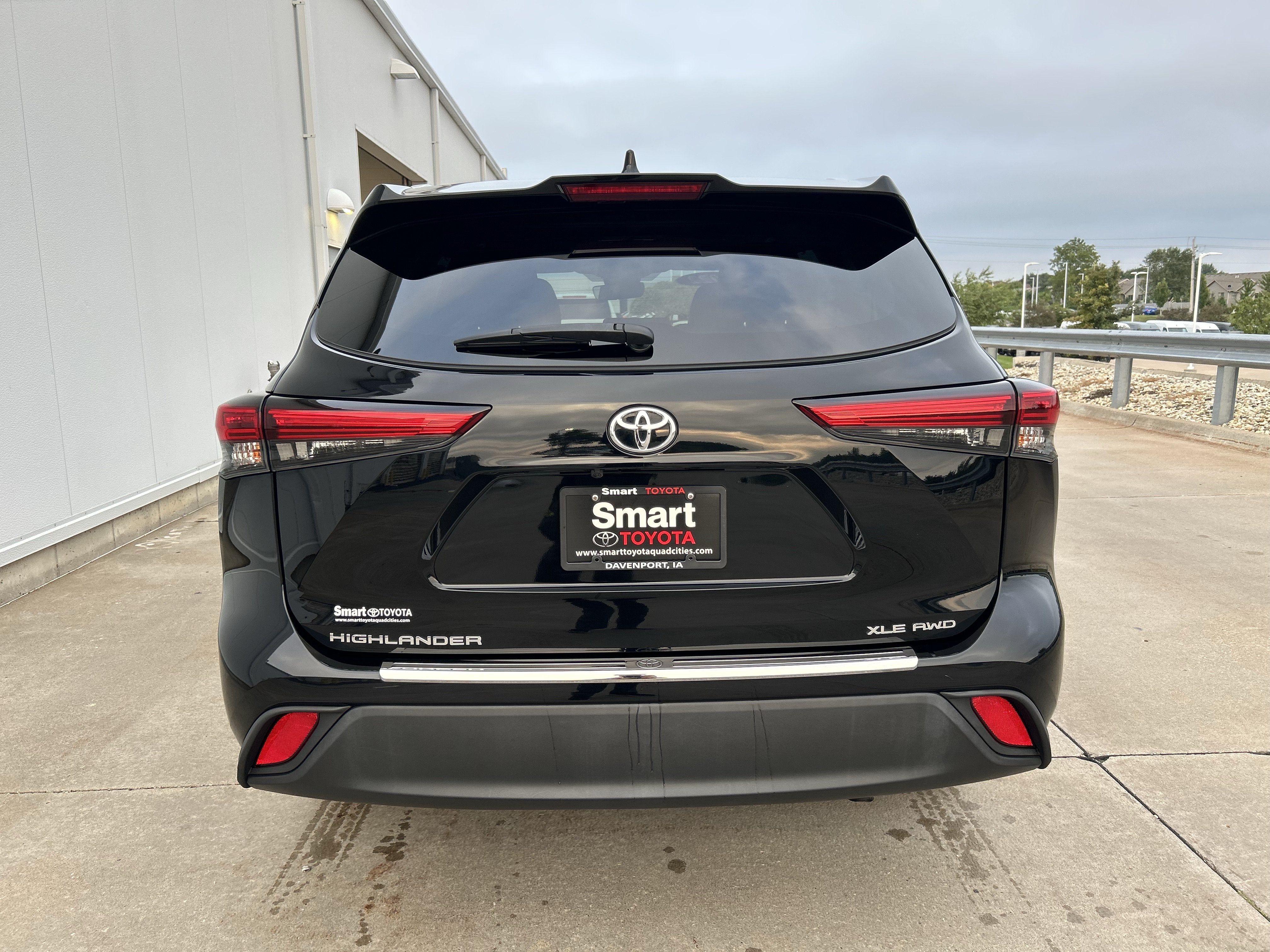 Used 2022 Toyota Highlander XLE AWD/4WD image 4