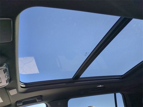 Used 2022 Cadillac Escalade ESV Premium Luxury image 24