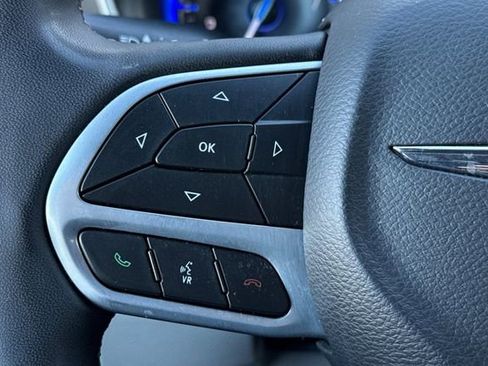 Used 2024 Chrysler Pacifica Touring-L image 29