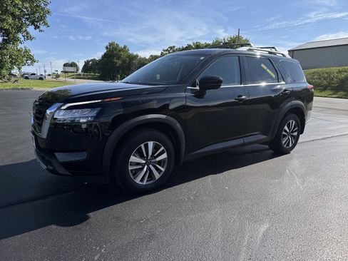 Used 2024 Nissan Pathfinder SL AWD/4WD image 2