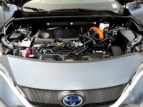 Used 2024 Toyota Venza LE image 14