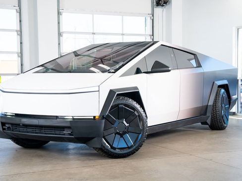 Used 2024 Tesla Cybertruck AWD Crew Cab image 2