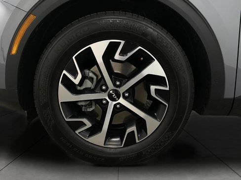 Used 2025 Kia Sportage EX image 11