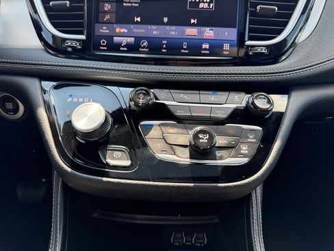Used 2025 Chrysler Pacifica Limited FWD image 11
