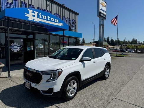 Used 2024 GMC Terrain SLE image 1