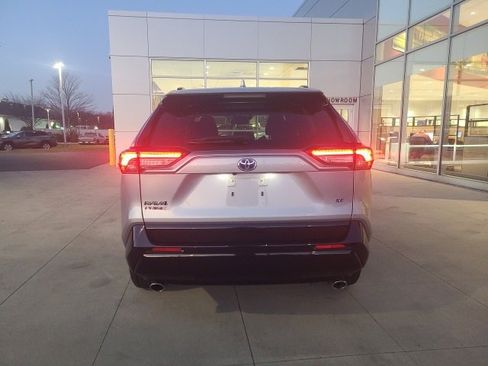 Used 2023 Toyota RAV4 SE image 6