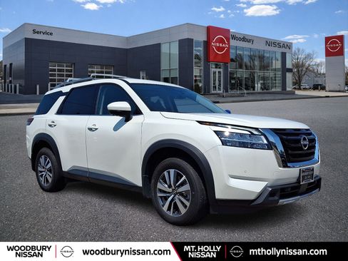 Certified 2024 Nissan Pathfinder SL AWD/4WD image 1
