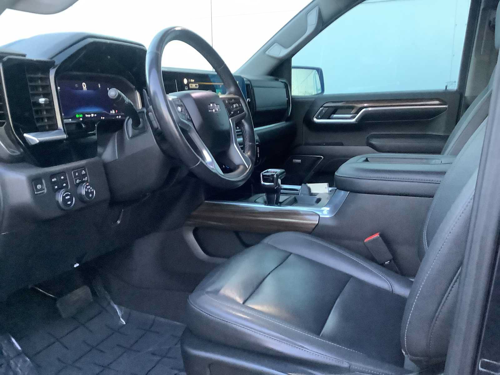 Used 2022 Chevrolet Silverado 1500 LT Trail Boss w/ LT Trail Boss Premium Package AWD/4WD image 3