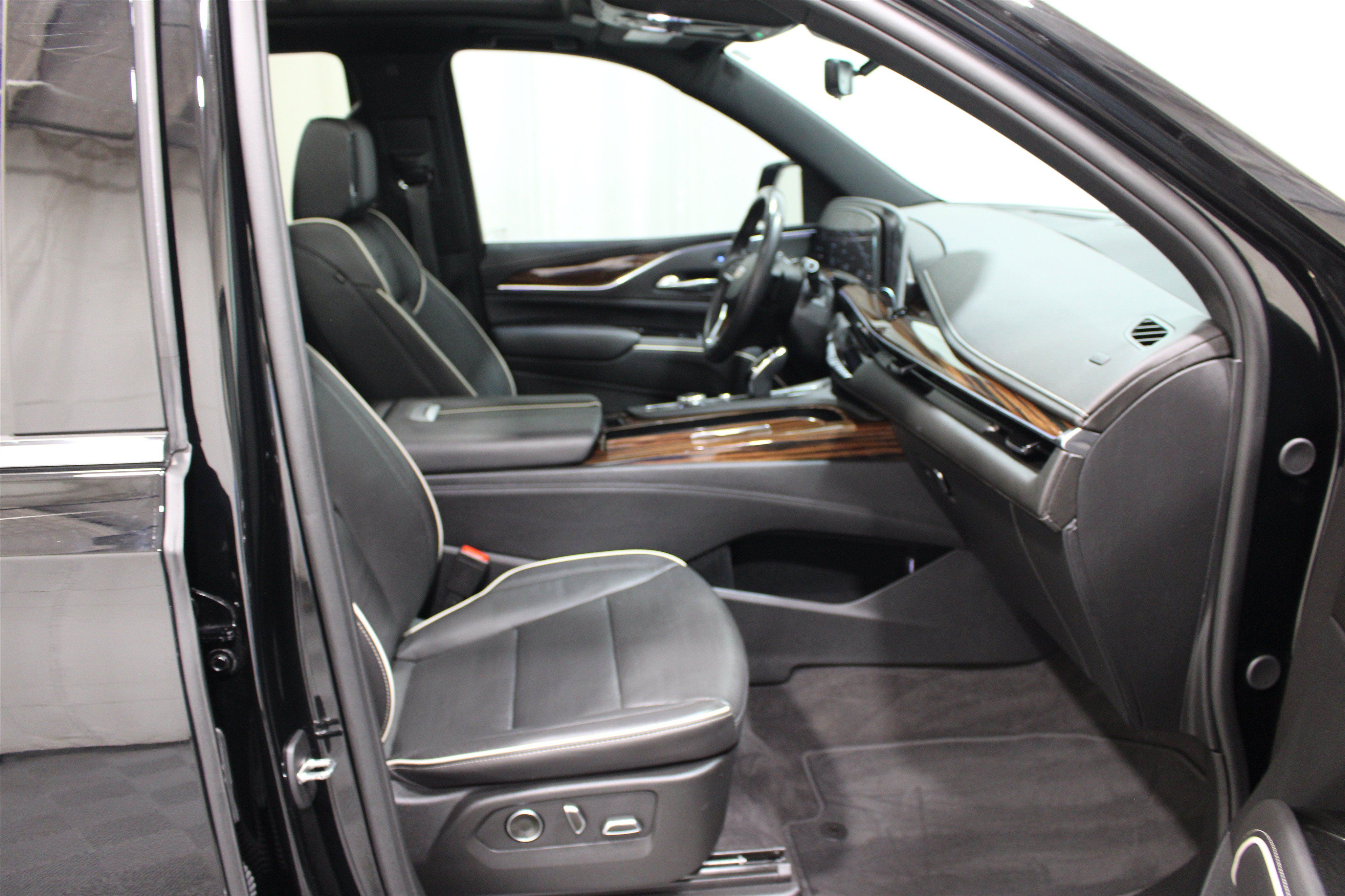 Certified 2024 Cadillac Escalade Premium Luxury w/ Performance Package AWD/4WD image 30