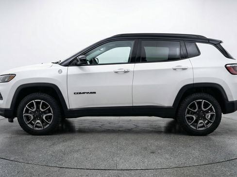 Used 2025 Jeep Compass Trailhawk image 5