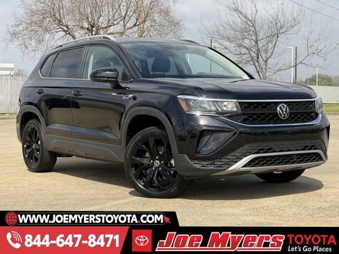 Used 2024 Volkswagen Taos SE image 2