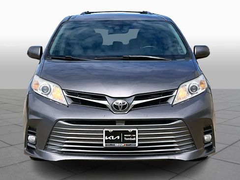 Used 2018 Toyota Sienna XLE Premium image 3