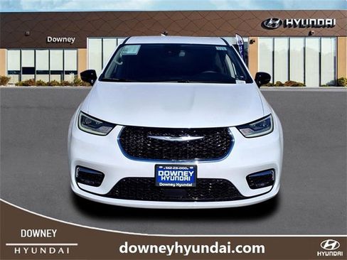 Used 2024 Chrysler Pacifica Touring-L image 2